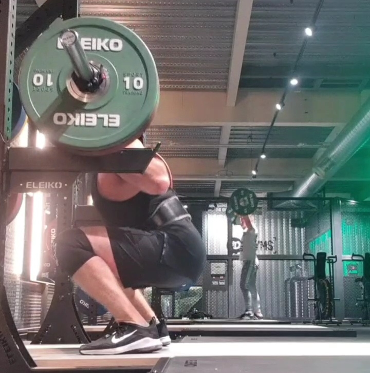 losing-balance-during-squats-2